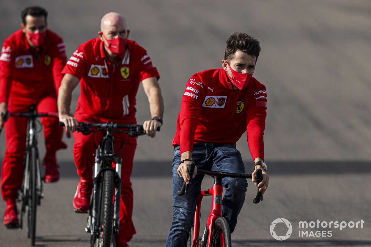 Charles Leclerc, Ferrari, percorre la pista in bicicletta con i compagni di squadra