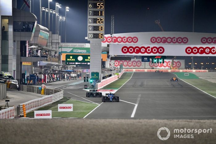 Fernando Alonso, Alpine A521, Lance Stroll, Aston Martin AMR21, fuera de boxes