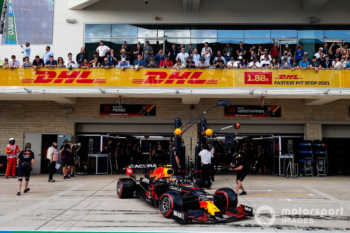 Sergio Perez, Red Bull Racing RB16B, lascia il garage