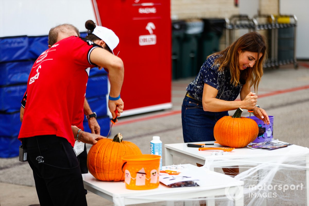 Antonio Giovinazzi, Alfa Romeo Racing, talla una calabaza