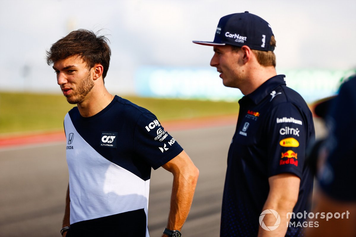 Pierre Gasly, AlphaTauri, y Max Verstappen, Red Bull Racing