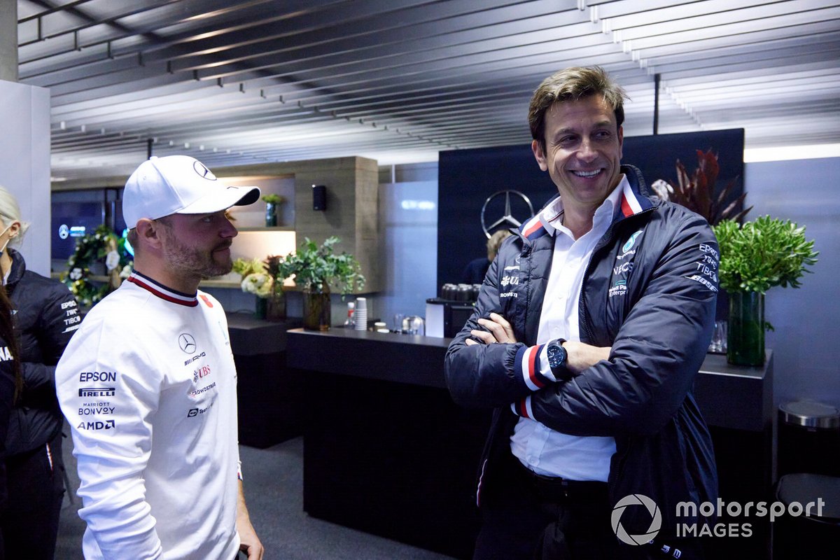 Valtteri Bottas, de Mercedes, y Toto Wolff, director del equipo y consejero delegado de Mercedes AMG