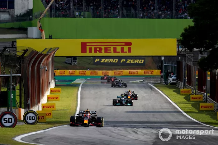 Max Verstappen, Red Bull Racing RB16B, Valtteri Bottas, Mercedes W12, y Sergio Pérez, Red Bull Racing RB16B