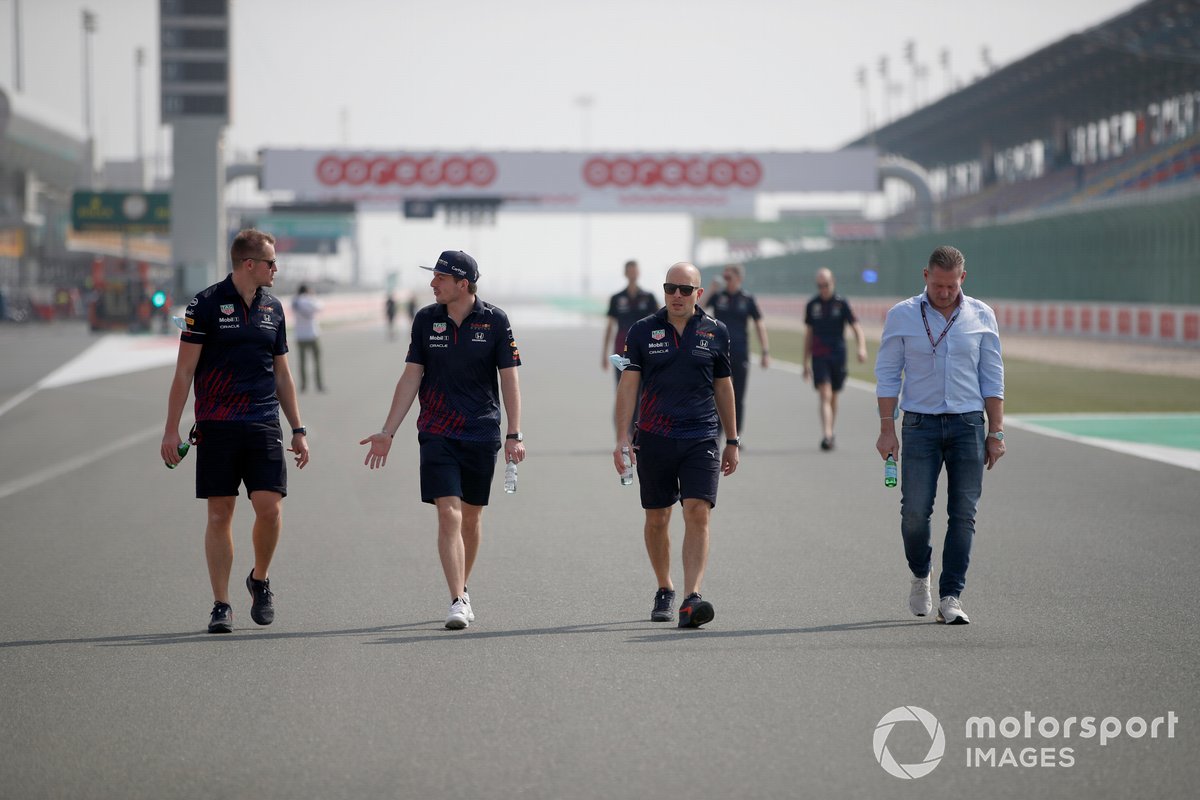 Max Verstappen, Red Bull Racing, recorre la pista con su padre Jos Verstappen