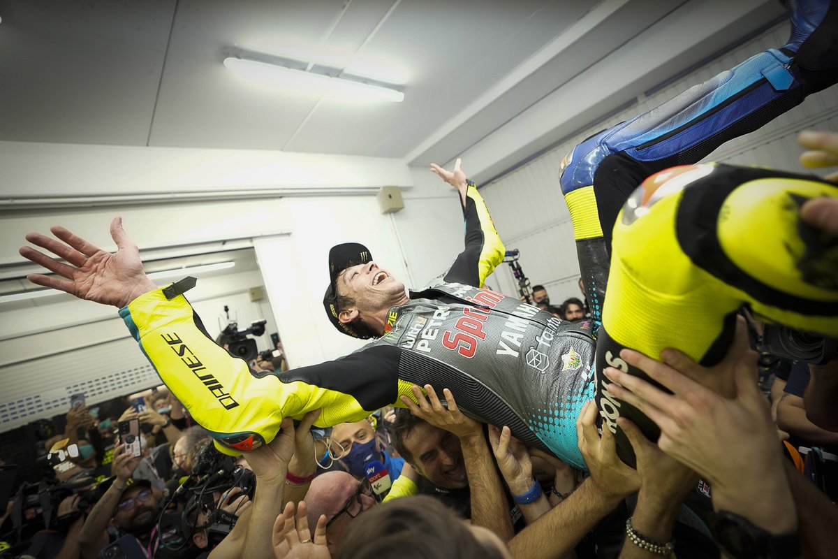 Valentino Rossi célébré par le team Petronas Yamaha SRT