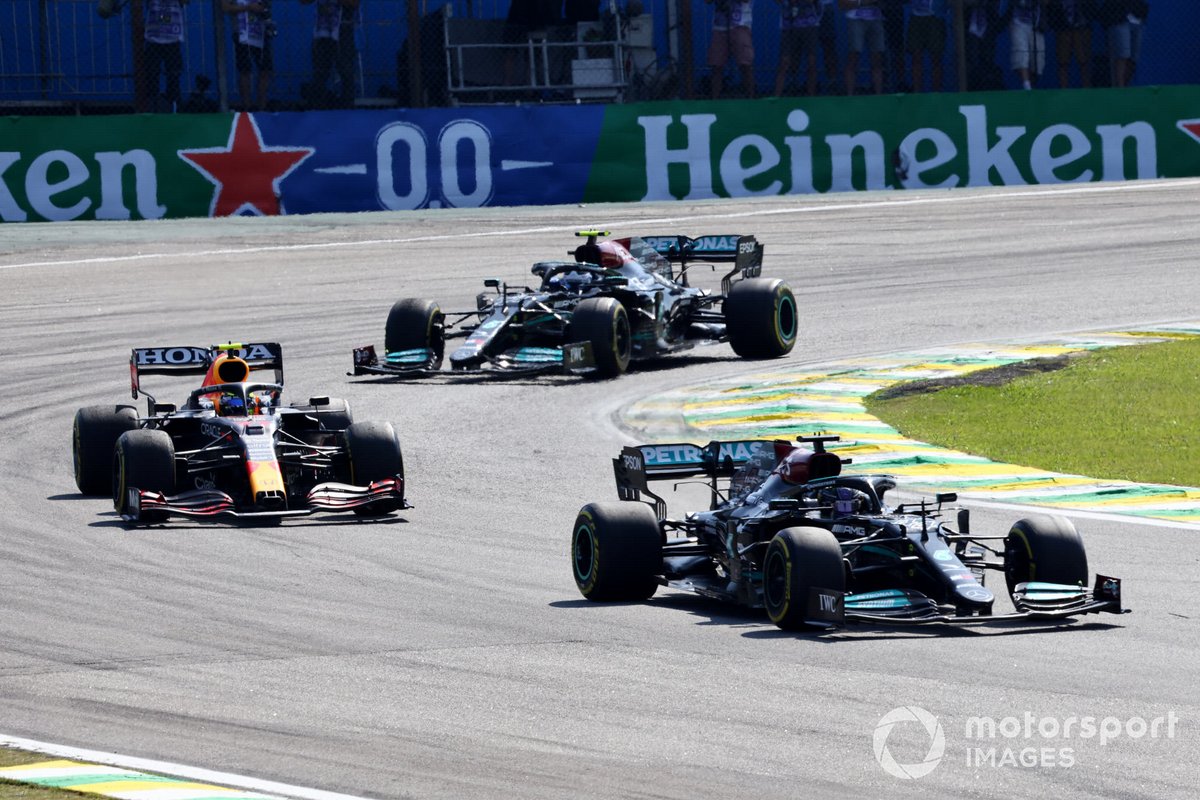 Lewis Hamilton, Mercedes W12, Sergio Perez, Red Bull Racing RB16B, Valtteri Bottas, Mercedes W12