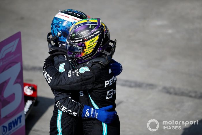 Valtteri Bottas, Mercedes, 3ª posición, felicita a Lewis Hamilton, Mercedes, 1ª posición, en el Parc Ferme