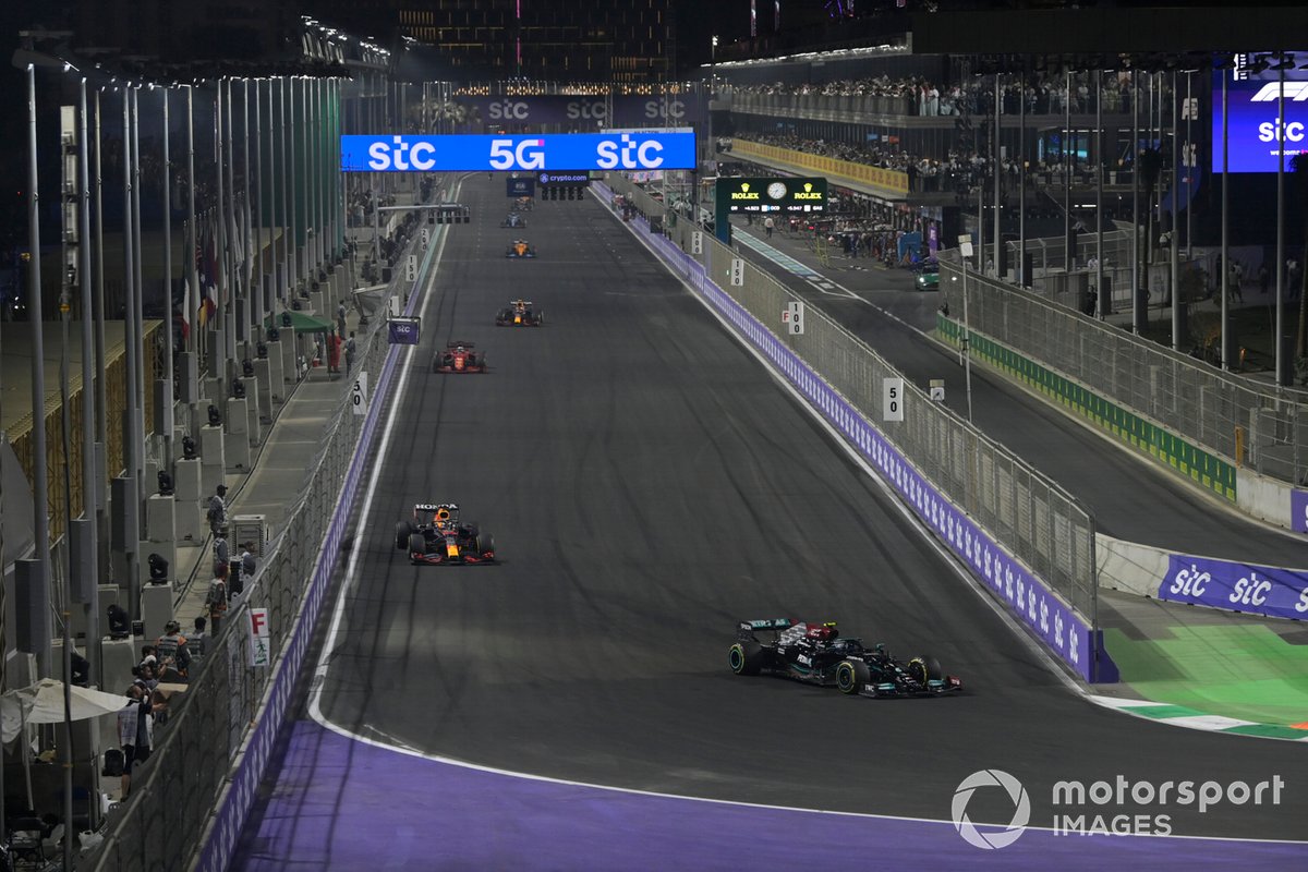 Valtteri Bottas, Mercedes W12, Max Verstappen, Red Bull Racing RB16B, y Charles Leclerc, Ferrari SF21