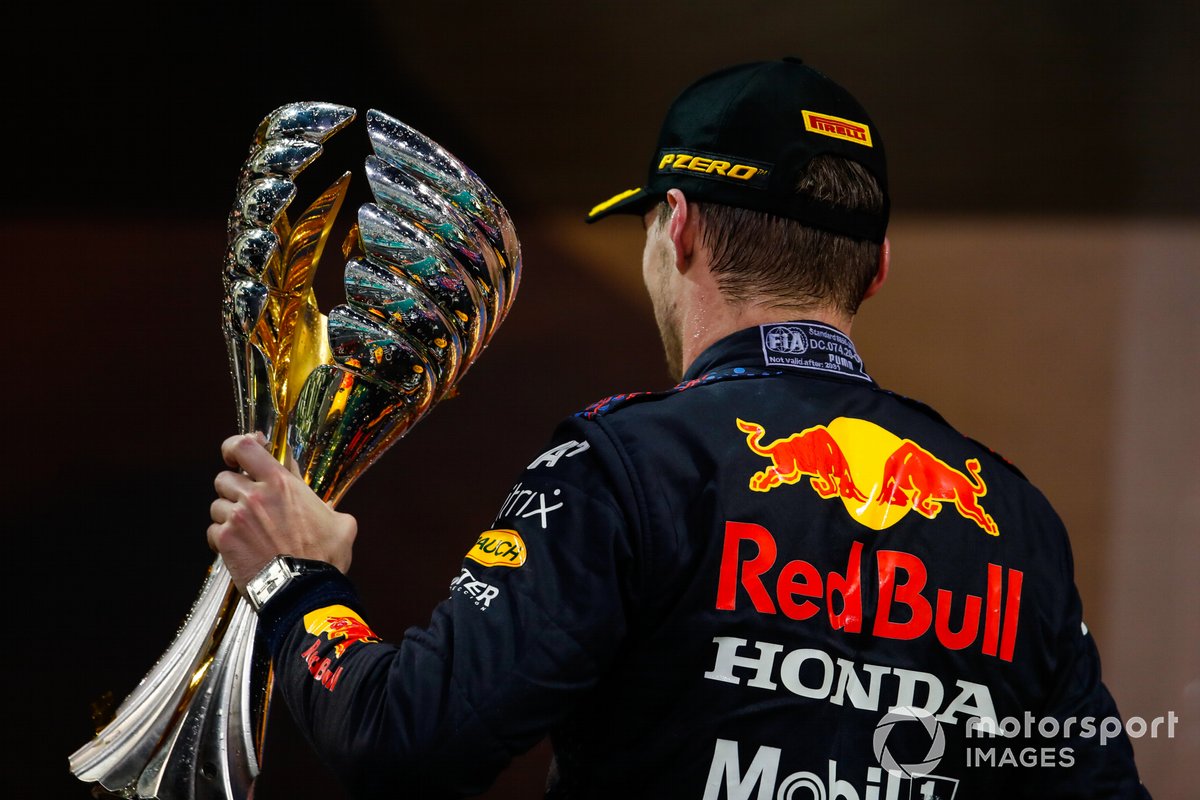 Max Verstappen, Red Bull Racing, 1a posizione, con il trofeo