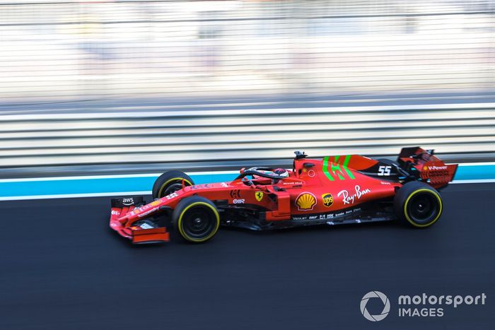 Carlos Sainz Jr., con un Ferrari SF90 adaptado (muleto) con los Pirelli de 18 pulgadas 