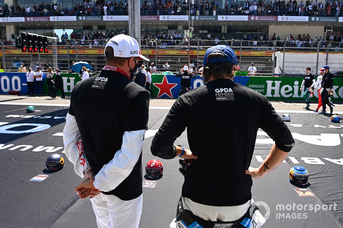 Kimi Raikkonen, Alfa Romeo Racing, y Fernando Alonso, Alpine F1