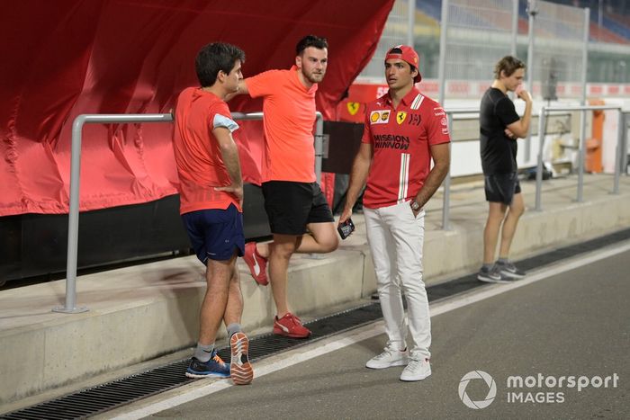 Carlos Sainz Jr., Ferrari con miembros del equipo Ferrari