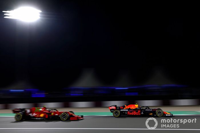 Sergio Pérez, Red Bull Racing RB16B, Carlos Sainz Jr, Ferrari SF21