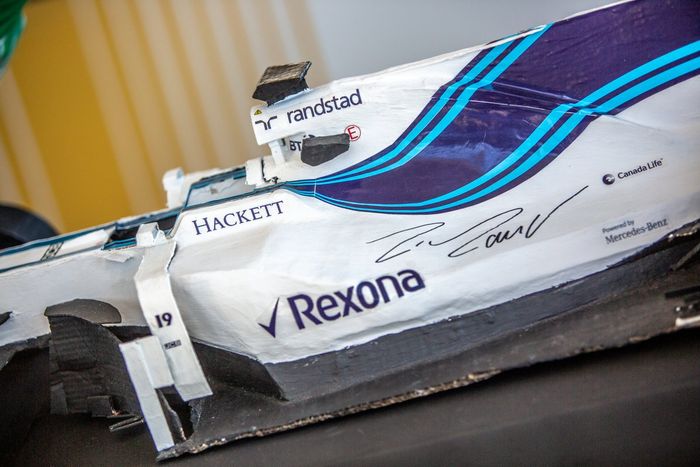 Felipe Massa autografa réplica de Williams FW40 de 2017