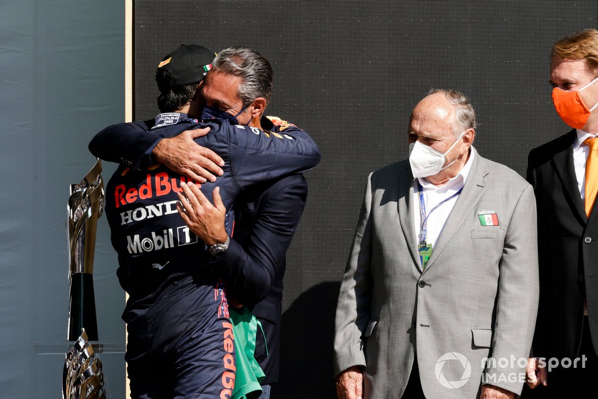 Podio: Carlos Slim felicita a Sergio Pérez, Red Bull Racing, 3ª posición