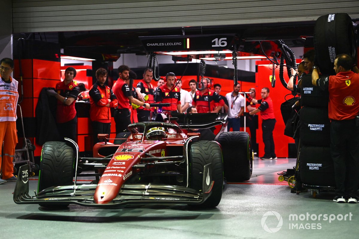 Charles Leclerc, Ferrari F1-75, sale del garaje