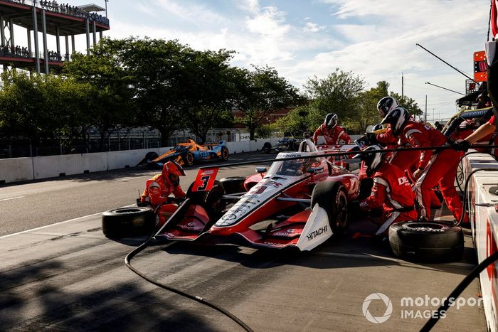Scott McLaughlin, Team Penske Chevrolet, hace un pit stop
