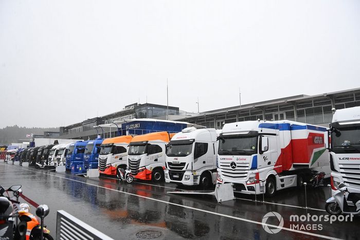 Paddock bajo la lluvia