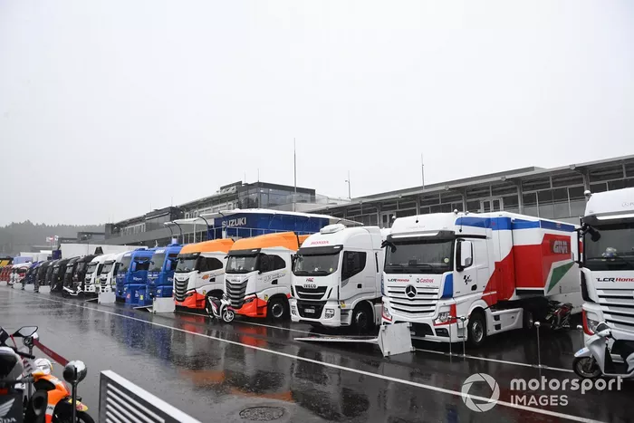 Paddock bajo la lluvia