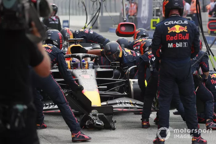 Max Verstappen, Red Bull Racing RB18, hace una parada en boxes