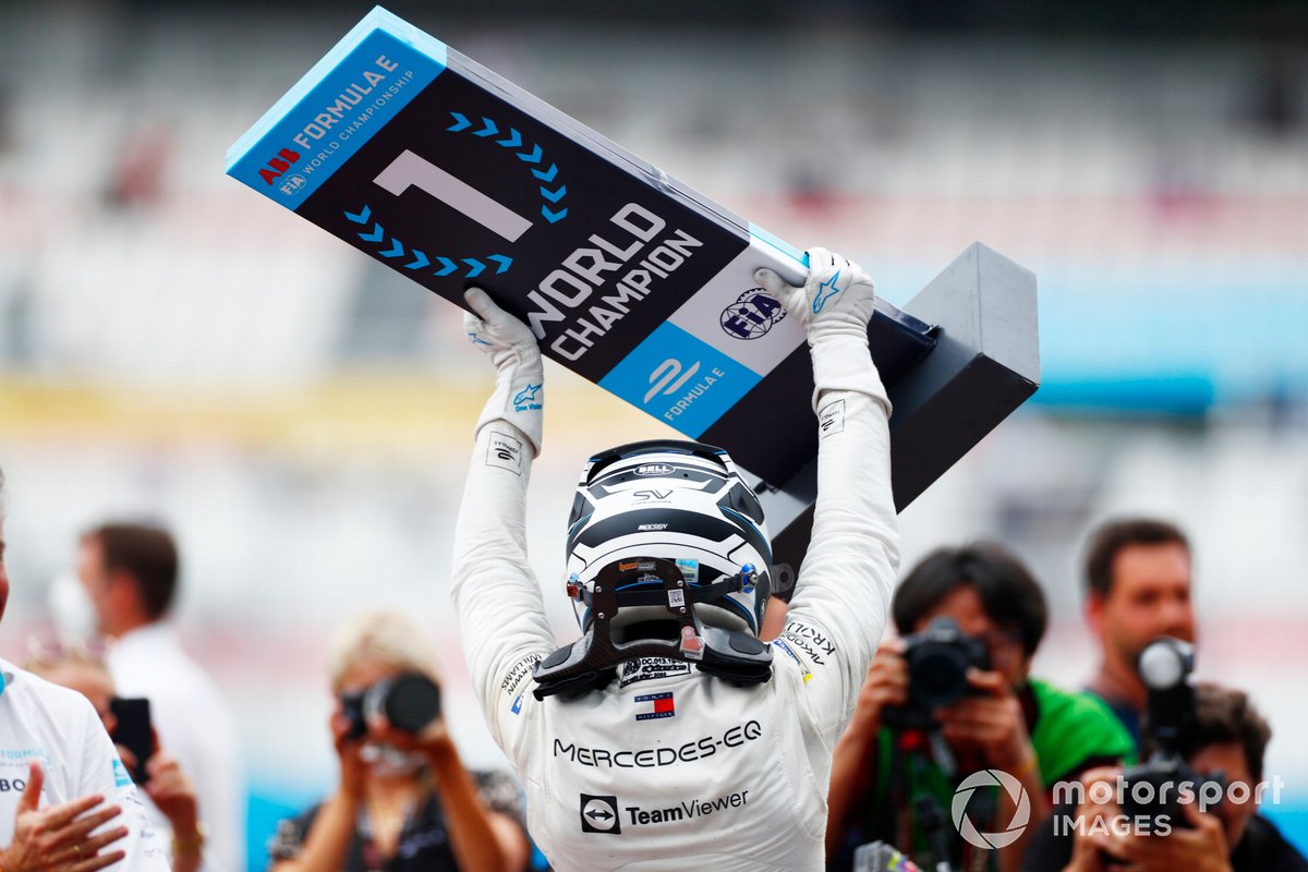Stoffel Vandoorne, Mercedes-Benz EQ, EQ Silver Arrow 02, festeggia in Parc Ferme dopo aver conquistato il titolo di campione del mondo