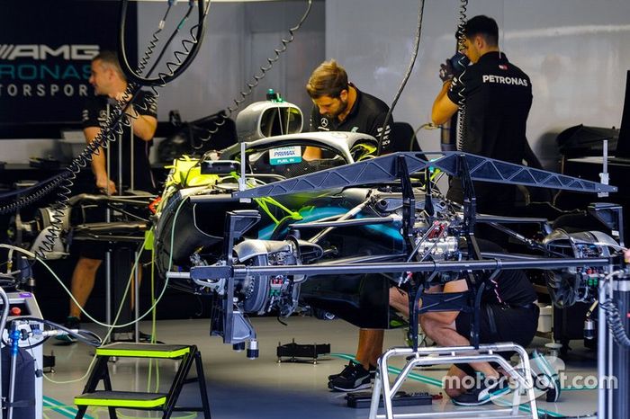 Mercedes AMG F1 W10 en el garaje