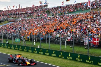 Polesitter Max Verstappen, Red Bull Racing RB15 poseert met zijn fans