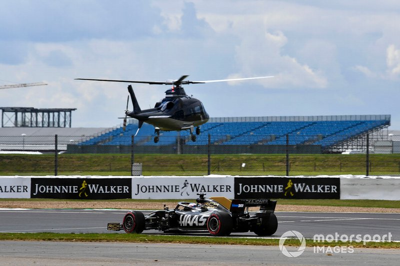 Romain Grosjean, Haas F1 Team VF-19, pasa junto al helicóptero Agusta A109E