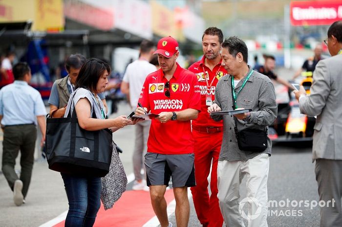 Sebastian Vettel, Ferrari, firma autógrafos a los fans