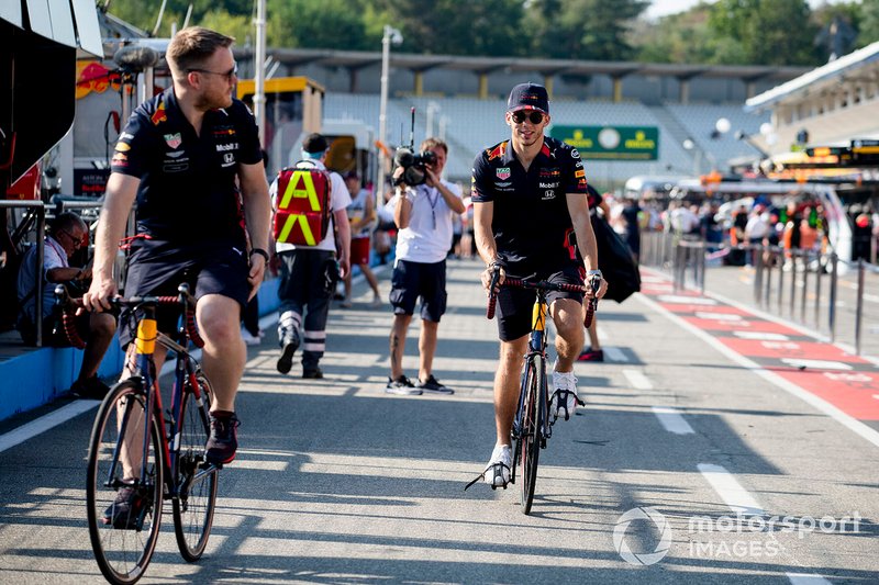 Pierre Gasly, Red Bull Racing, in pit lane con una bicicletta