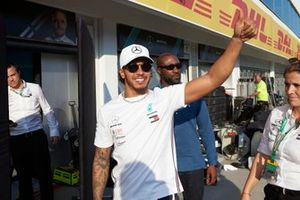 Il primo classificato Lewis Hamilton, Mercedes AMG F1, festeggia la vittoria con il team Mercedes e gli ospiti