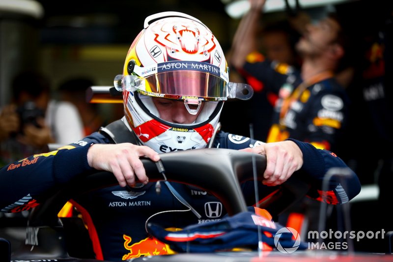 Max Verstappen, Red Bull Racing, si siede nella sua auto