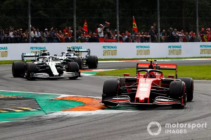 Charles Leclerc, Ferrari SF90, precede Lewis Hamilton, Mercedes AMG F1 W10, e Valtteri Bottas, Mercedes AMG W10