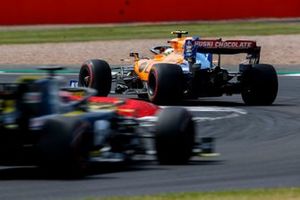 Lando Norris, McLaren MCL34, voor Daniel Ricciardo, Renault F1 Team R.S.19