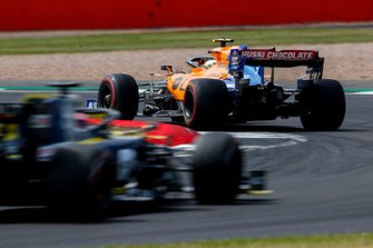 Lando Norris, McLaren MCL34, voor Daniel Ricciardo, Renault F1 Team R.S.19