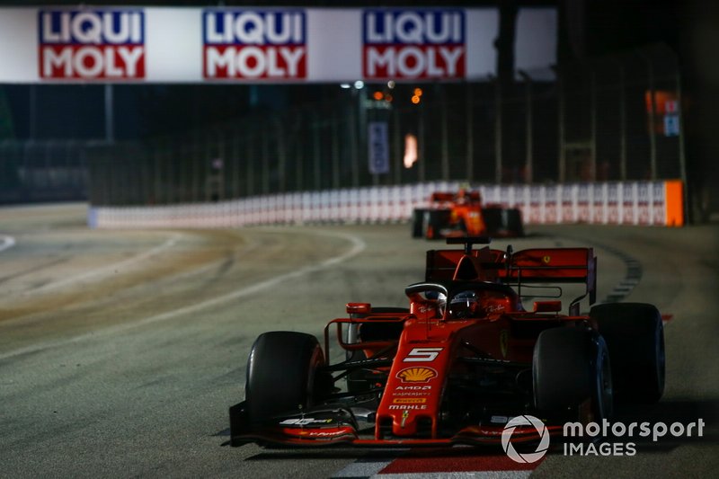 Sebastian Vettel, Ferrari SF90, precede Charles Leclerc, Ferrari SF90