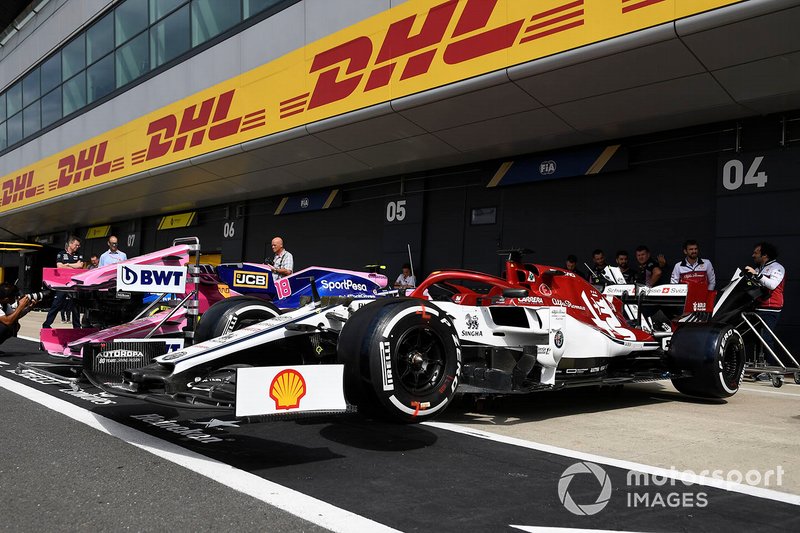 El coche de Kimi Raikkonen, Alfa Romeo Racing C38 en el pit lane