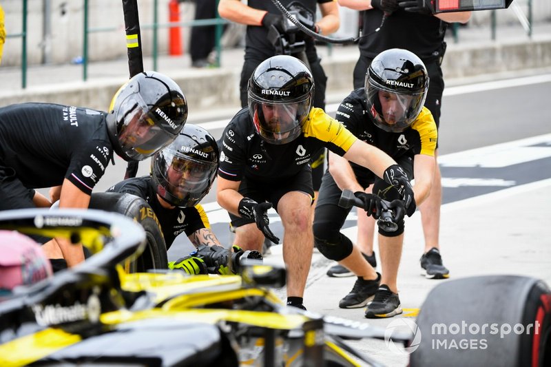 Механики Renault Sport F1 Team за работой