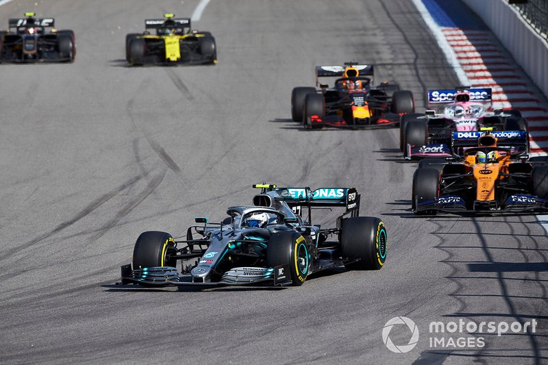 Valtteri Bottas, Mercedes AMG W10, precede Lando Norris, McLaren MCL34, Sergio Perez, Racing Point RP19, Max Verstappen, Red Bull Racing RB15, Nico Hulkenberg, Renault F1 Team R.S. 19, e Kevin Magnussen, Haas F1 Team VF-19