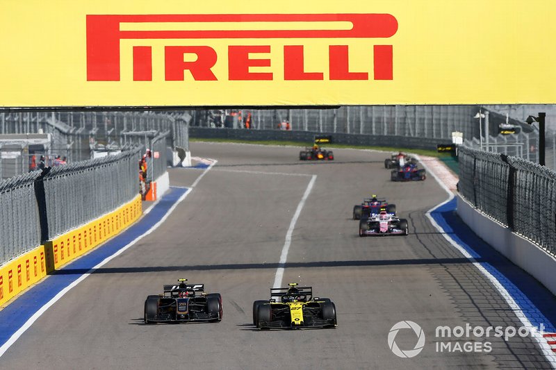 Kevin Magnussen, Haas F1 Team VF-19, battles with Nico Hulkenberg, Renault F1 Team R.S. 19