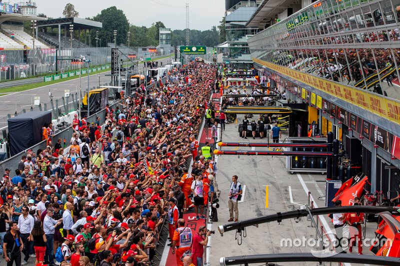 Atmosphere in the pitlane