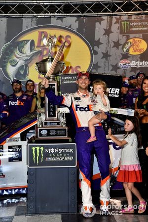 1. Denny Hamlin, Joe Gibbs Racing, mit seinen Töchtern Taylor und Molly