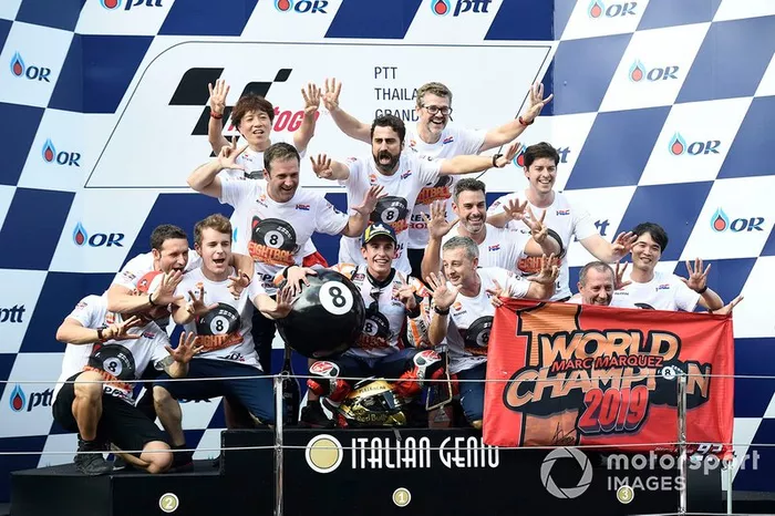 Campeón del mundo Marc Márquez, Repsol Honda Team celebra con el equipo