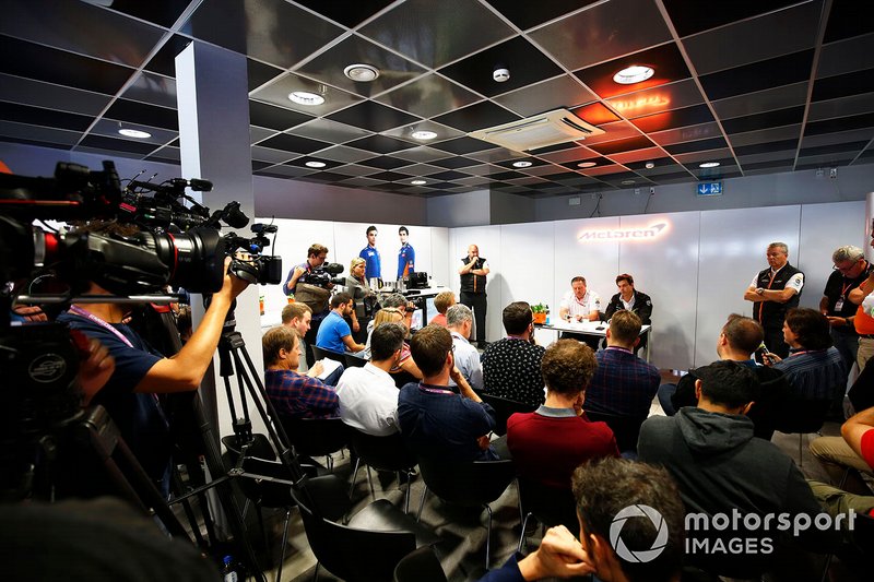 Zak Brown, Director Ejecutivo, McLaren, y Toto Wolff, Director Ejecutivo (Negocios), Mercedes AMG
