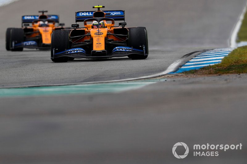 Lando Norris, McLaren MCL34, precede Carlos Sainz Jr., McLaren MCL34
