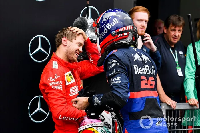 Vettel com Kvyat, que levou a Toro Rosso ao pódio pela segunda vez na história da equipe na F1. A primeira tinha sido justamente com Vettel, que venceu o GP da Itália de 2008
