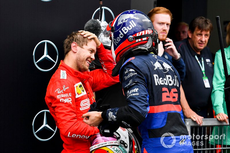 Sebastian Vettel, Ferrari en Daniil Kvyat, Toro Rosso in Parc Ferme 