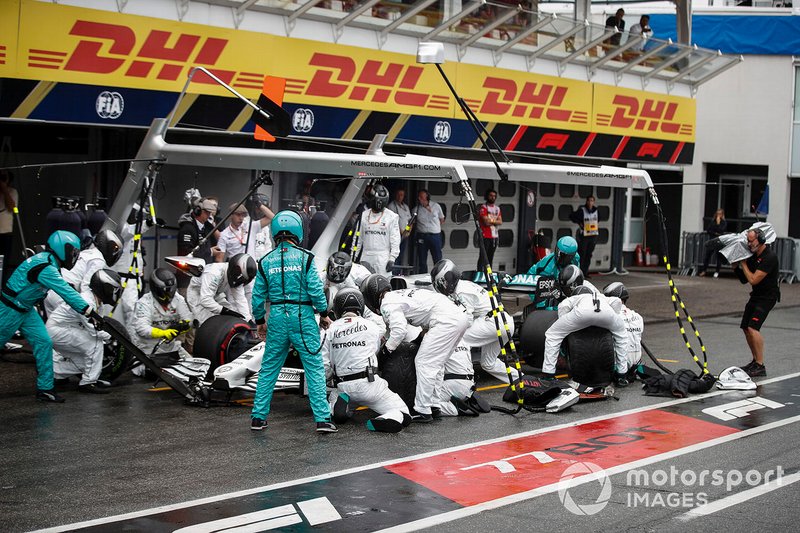 Lewis Hamilton, Mercedes AMG F1 W10, effettua un pit stop
