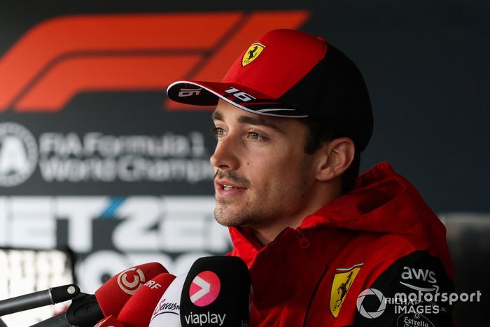 Charles Leclerc, Ferrari, habla con los medios de comunicación