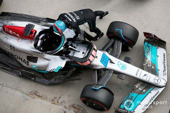 George Russell, de Mercedes-AMG, celebra su llegada al Parc Ferme tras conseguir la pole position